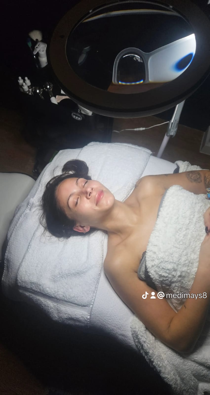 A client relaxing during a treatment at MEDIMAYS
